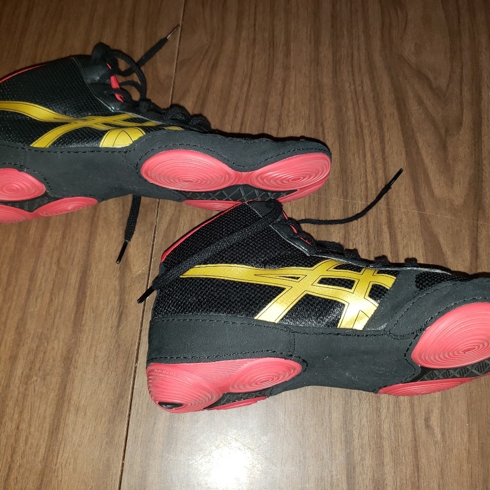 Asics wrestling shoes in great shape